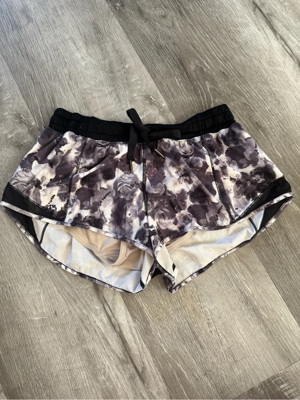Lululemon Women's Black White Gray Floral Hotty Hot Running Shorts Size 6